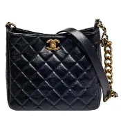 【CHANEL 香奈兒】經典雙C LOGO菱格紋亮面小牛皮斜背流浪包(黑色AS3112C-BLK-GPN)