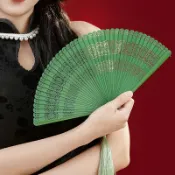 【現貨秒出】青瓷綠全竹摺扇 古風鏤空雕花小扇子 流蘇隨身折疊女扇 旗袍漢服配飾 舞蹈走秀拍照｜水水女人國