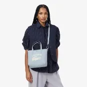 【LACOSTE】包款-Anna系列雙面紋理鱷魚印花手提包(淺藍色)