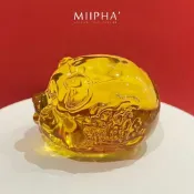 (店+)MIIPHA 黃財神限定版．琉璃招財擺件︱金錢豬（小）(財神心咒加持 招財祕法首選 黃財神 唐卡 招財擺件 金錢磁場 正財 偏財 貔貅 聚寶盆 水晶 元寶 開運 辦公桌擺飾 居家 風水 送禮 生意 業務 投資 發財 必備)