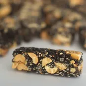 【大地花生】黑芝麻花生角 200g/袋（可素食）｜經典花生糖 焙炒花生角系列