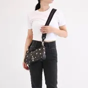 【COACH】滿版C LOGO花繪拼接寬背帶手拿包斜背包(深咖)