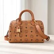 【MCM】MCM 人造皮革拼牛皮ELLA系列拉鍊斜背波士頓包(小/白蘭地褐)