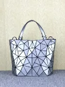全球選品1館 生活百貨 手提包女百搭上班族通勤斜後背包銀幾何菱格折疊啞光拉絲水桶包女士
