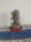 新加坡魚尾獅誰裹叉，新加坡旅遊紀念品，榀箱儒圖鎖是，飛權心，金屬才質，友份量，1999粘旅遊時購買，燈應該不亮