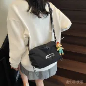 韓版簡約字母印花餃子包 休閒百搭戶外運動斜背包 輕量日常背包