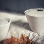 桌上的白瓷糖霜 / 蓋碗茶杯 蓋杯 茶具 - 金繼杯蓋