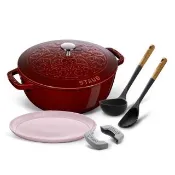 【STAUB】石榴紅Lily雕花琺瑯鑄鐵鍋和食鍋26cm+餐盤26cm+矽膠配件4件組(德國雙人牌集團官方直營)