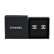 【CHANEL 香奈兒】CHANEL CC LOGO鑲嵌珍珠搭配鑲鑽設計穿式耳環(淡金)