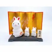 日本瓷器 日本製❇️瀨戶市藥師窯 ❇️2023 錦彩招福干支 卯歲置物兔年卯 親子一紅梅子 New 親子關係 幸福到來