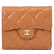 【CHANEL 香奈兒】經典雙C LOGO菱格紋荔枝牛皮三折零錢短夾(焦糖棕)