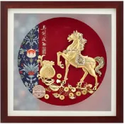 開運陶源雅鑑鑫品 【典雅系列-馬到成功】 馬 純金箔畫 30 x30 cm ~可掛於牆壁，後有腳架，也可以立在桌上
