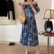 MOCO韓版甜美氣質渡假風收腰顯瘦變形蟲印花一字領露肩連身裙洋裝