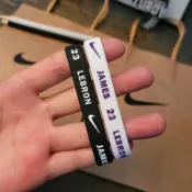 【桃園出貨】NBA籃球星23號詹姆斯湖人隊科比硅膠運動手環男女學生手鍊腕帶