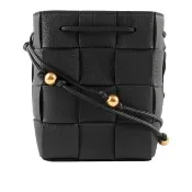 【BOTTEGA VENETA 寶緹嘉】Cassette 小牛皮編織珠串背帶小款水桶包(黑色)