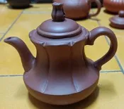 早期老紫砂壺--泥形工美_早期土安心用_陳岩製陶（李碧芳之子_師從譚泉海）_葵花瓣宮燈壺_ 紫泥_190cc~値得收藏