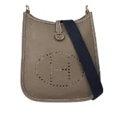 【Hermes 愛馬仕】金釦 TC皮 MINI EVELYNE 16 斜背包(大象灰/深藍背帶)