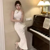 【衣隅Yiyu】秋裝新款 復古改良開叉修身洋裝 氣質顯瘦連衣裙 新中式立領鏤空盤扣魚尾裙