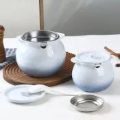 🌈臺灣熱銷🌷油罐 陶瓷耐高溫潑辣家用子罐 專用儲油罐 帶蓋廚房罐子 裝油辣椒 豬油罐 帶濾網 5S85