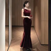 【林哈哈 studio】女洋裝 秋季魚尾連衣裙 斜肩紅色絲絨洋裝 敬酒服宴會禮服 氣質修身長裙 魚尾裙擺 顯瘦高級感禮服