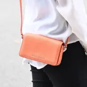 MARC JACOBS 金屬LOGO素雅荔枝皮革翻蓋斜背包(甜瓜橘)
