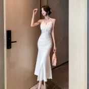 YIFENZI 洋裝✨實拍 夏季新款白色掛脖吊帶連衣裙女 夏緞面魚尾高階感長裙子 時尚氣質掛脖中長裙 修身氣質吊帶洋裝