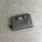 【VintageShop solo 日本直送中古包專賣店】Salvatore Ferragamo 灰藍色 經典 Varina 蝴蝶結 皮革 零錢包 證件夾