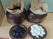 出日本迴流蛤碁石圍棋一 ，白子181顆，帶原裝木棋罐和 袋。