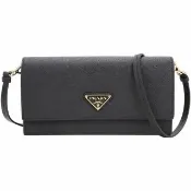【PRADA 普拉達】Saffiano 三角牌防刮牛皮翻蓋長夾 斜背包-黑色