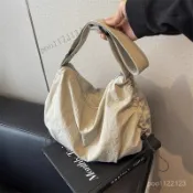 休閑單肩斜挎包包軟簡約純色帶拉鏈 日系防水尼龍餃子包 運動斜挎包男女大容量托特包騎行鬆弛感單肩包