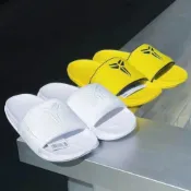 (店+)【NIKE 耐吉】NIKE KOBE OFFCOURT 白蛇 蛇麟紋 李小龍 黃黑 拖鞋 IF2870-100-700