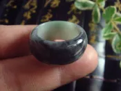 天然A貨緬甸玉 白底青 黑色翡翠 寬版戒指 ~~ 老坑糯冰 晴水烏雞種 半邊天 雙色翡翠 拋光水亮 玉戒指 尾戒 ~~T