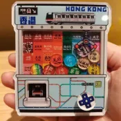 ✨冰箱磁鐵✨香港地鐵扭蛋機造型磁吸冰箱貼 創意亞克力材質裝飾貼 印有港鐵車站名圖案 獨特互動搖珠款 旅遊紀念品伴手禮收藏