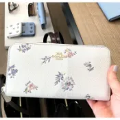 Coach🆕超美白色花卉拉鍊長夾/蝴蝶款