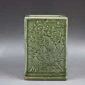 銀聯網日用品生活館 仿古龍泉窯刻鳳紋鑲器四方筆筒手工仿古老貨文房裝飾瓷器古玩擺件1入
