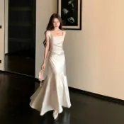 方領氣質洋裝 小禮服 白色洋裝 緞面洋裝 吊帶連衣裙 結婚登記洋裝 婚禮洋裝 修身魚尾裙 寬肩帶洋裝 收腰連身裙法式洋裝