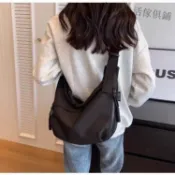 女包簡約時尚斜跨餃子包輕便大容量斜挎包學生單肩百搭健身包 BPSV