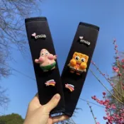 促銷新店😛草莓熊 派大星 汽車安全帶固定器不勒脖護肩綁帶護肩套調整神器四季布藝情侶可愛