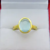 18K 義大利金戒指，鑲嵌 AAA 級綠色海藍寶石，重達 4.06 克拉，寶石尺寸 11x9 公釐，採用包鑲工藝，款號 2338