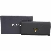 【PRADA 普拉達】Saffiano 浮刻字防刮牛皮10卡翻蓋釦式長夾-黑色