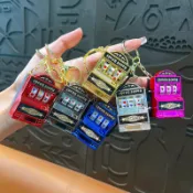 【台灣現貨】迷你拉霸機鑰匙圈 拉霸 吊飾 吃角子老虎 老虎水果機 鑰匙扣 水果機玩具 聖誕節交換禮物 無鈴鐺版本 鑰匙圈