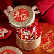 【台灣現貨 附發票】啞金凹凸鐵盒 金色餅乾盒 新年餅乾盒 過年禮盒包裝 雪花酥 牛軋糖 曲奇餅乾 鐵盒 包裝盒