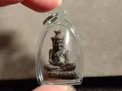 泰國佛牌~2550~龍普嘎龍~當代十九高僧~智慧魯士~全泰魯士法門翹楚~洞悉一切~推薦收藏(0707D)