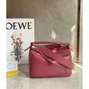 🔥  Loewe現貨只有一個🇪🇸全新LOEWE 羅威puzzle小號 玫瑰粉寬肩帶幾何拼接包 肩/側背包