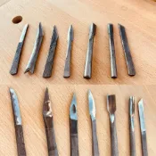 (店+)[日本手工鍛造] 迷你豆道樂 袖珍版 雕刻刀 小日本製 魚占型 槍砲型 丸型 三角 斜刀 兩刃 木製收藏盒 收藏 送禮