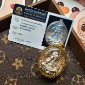 2566年龍婆多珍寶火焰必打掩面佛，純銀材質，金色外殼，品相完好，老師只制作了88尊，現僅剩2尊現貨，帶原裝證書，個人收