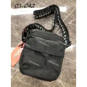 高雄凡賽斯歐洲精品 HUGO BOSS BOSS 黑色 立體橡膠字體LOGO 背帶字體 素面 側背包 側肩包 小包