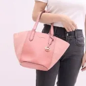 【Michael Kors】簡約圓標LOGO吊飾絨面皮革拼接手提肩背托特包(粉)