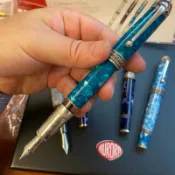 筆來筆趣》義大利🇮🇹Aurora  Oceano Pacific 太平洋天藍色18K鋼筆