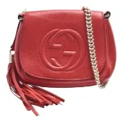 【GUCCI 古馳】經典SOHO系列大LOGO流蘇吊飾小牛皮流蘇斜背馬鞍包(紅色323190-6523)